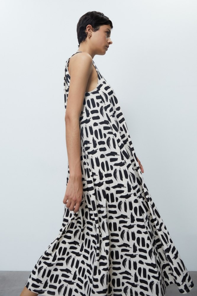 Elegancia accesible: el vestido de 18 euros de Sfera que conquista la temporada primaveral 7 Moncloa Descubre el vestido perfecto para esta temporada en El Corte Inglés por menos de 20 euros, que junta el diseño y el estilo en una sola prenda