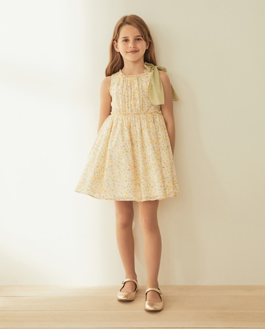 Vestido de niña con flores y lazo al hombro