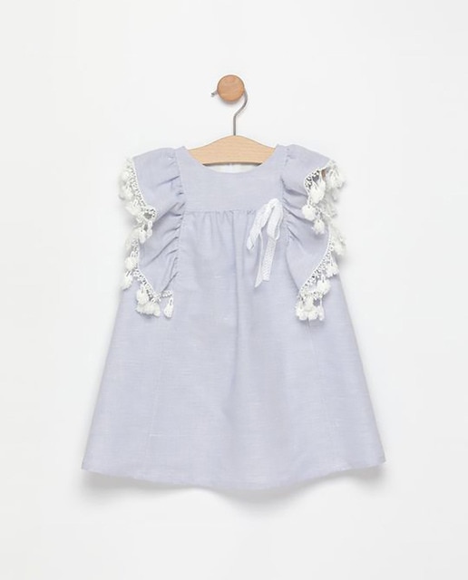 Vestido azul con mangas envolantadas sobre bordado