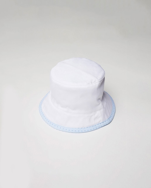 Sombrero blanco con detalle azul