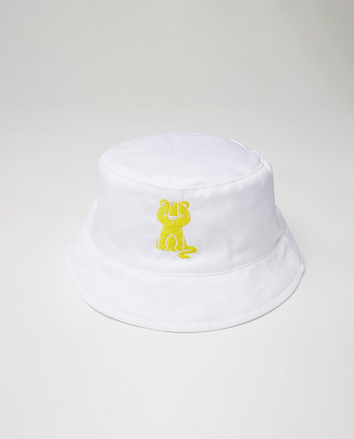 Sombrero blanco con diseño animal