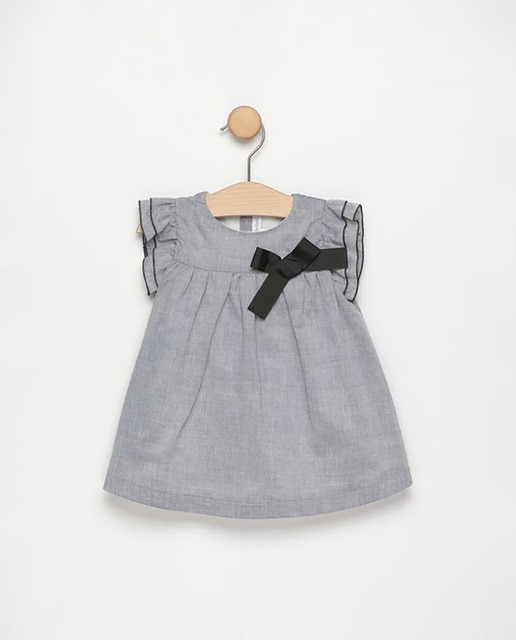 Vestido gris con lazo negro