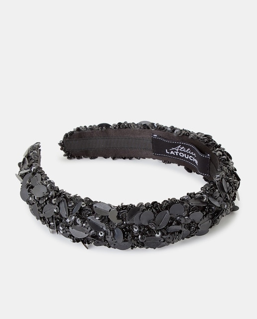 Diadema con cuentas metálicas