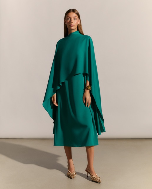 Vestido midi con capa
