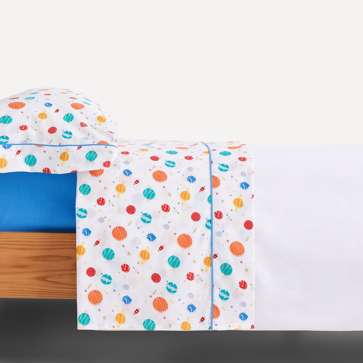 Basics El Corte Inglés - Juego de sábanas infantil con bajera Planetas Basics El Corte Inglés.