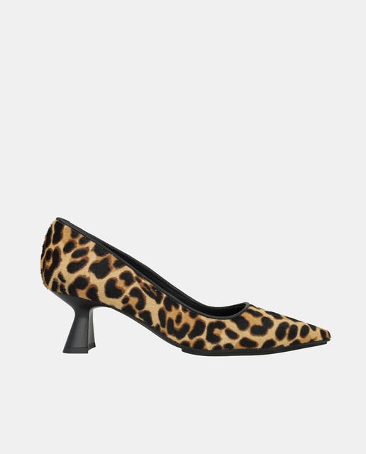 Salón mujer en textil estampado leopardo tacón embudo