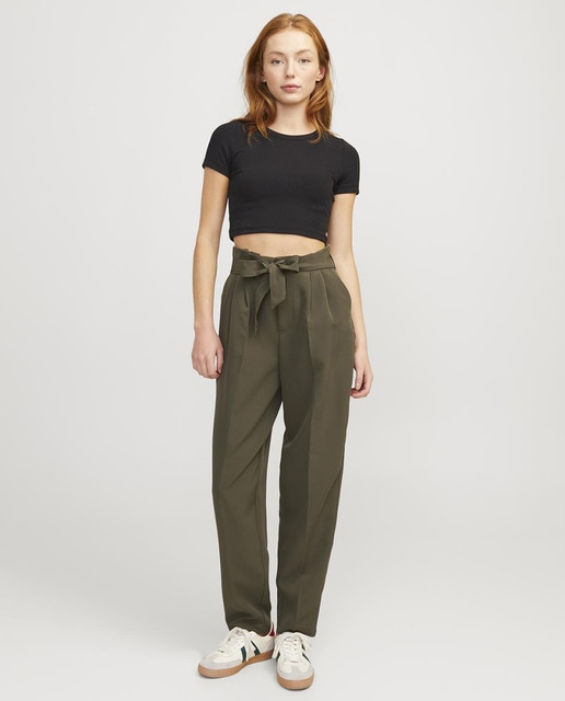 Pantalón de pinzas con cinturón de mujer