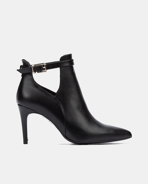 Botines de mujer en negro de piel caña baja abiertos con puntera afilada y tacón de aguja