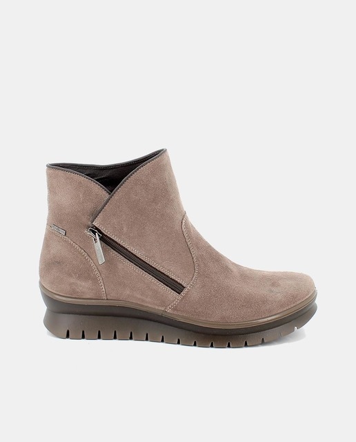 Botines de mujer en ante con forro de goretex y suela estriada