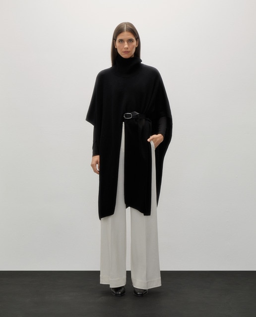 Capa de mujer de punto cuello alto