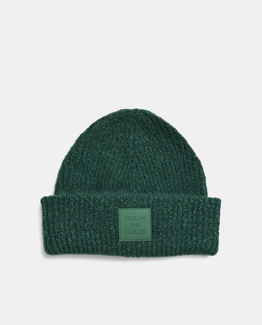 Gorro beanie de punto con parche
