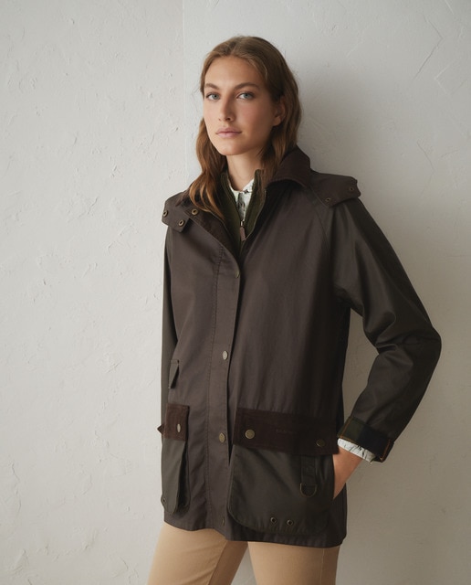 Parka resinada con parches de mujer