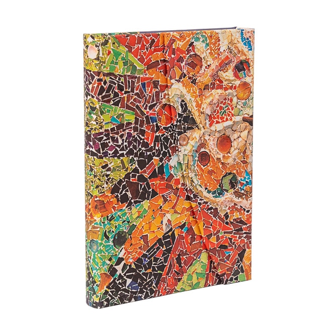 Libreta Sol de Gaudí Midi (125x180x20) lisa de 144 páginas y cierre con solapa Paperblanks naranja.