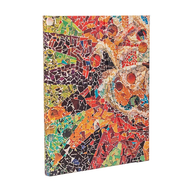 Libreta Sol de Gaudí Ultra (180x230x20) lisa de 144 páginas y cierre con solapa Paperblanks naranja.