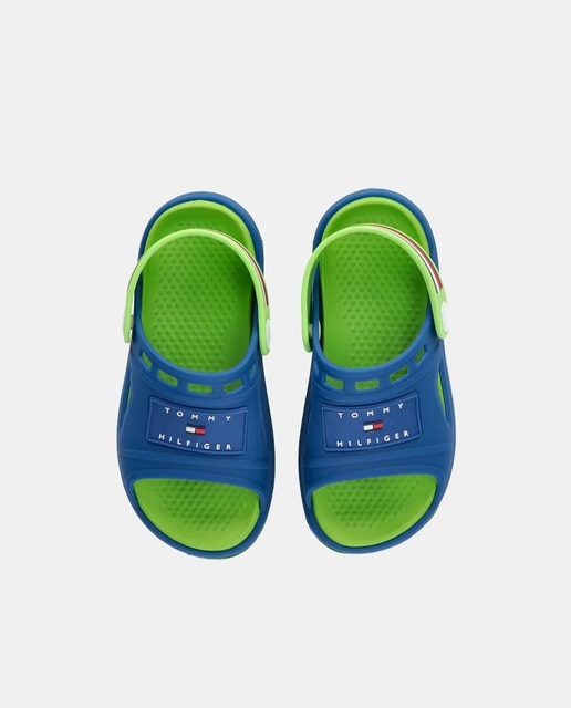 Chanclas de bebé niño en azul con detalles en verde y logotipo de la marca en pala