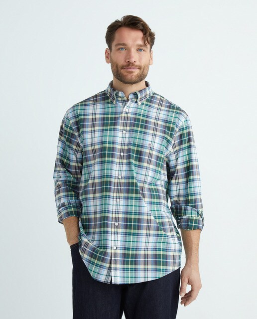 Camisa de hombre de corte recto y cierre de botones