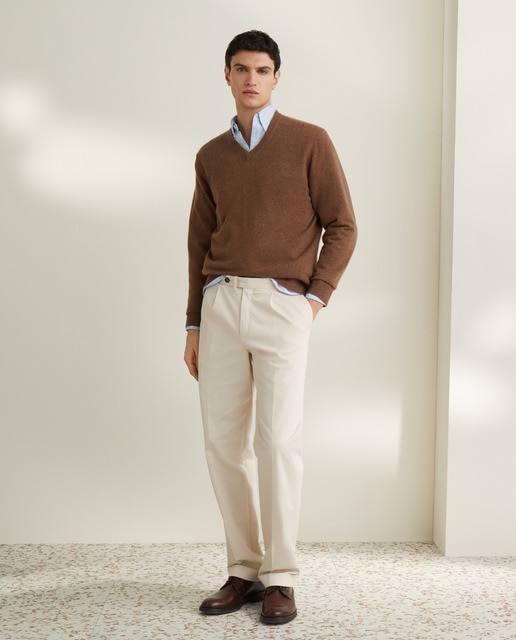 Jersey de hombre con el cuello pico liso 100% cashmere