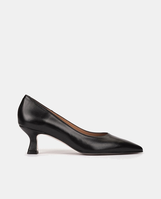 Pedro Miralles - Zapato de salón de mujer en piel con punta fina..