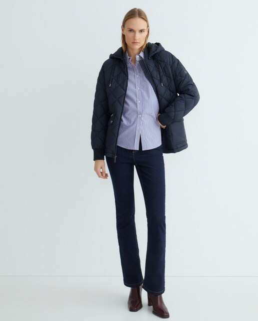 Cazadora corta acolchada y con capucha