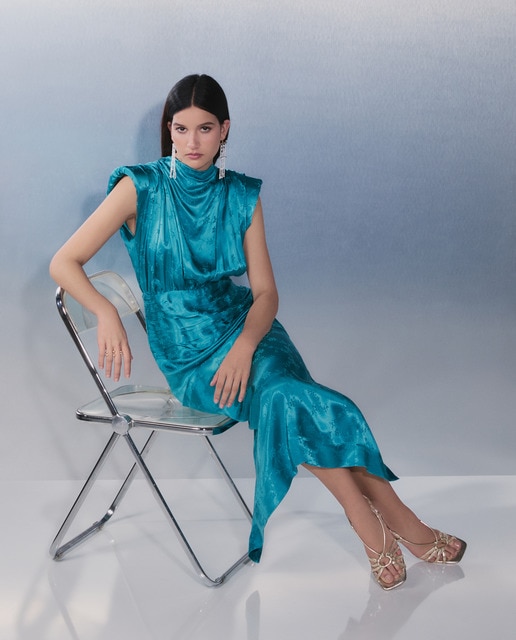 Vestido cuello subido drapeado jacquard