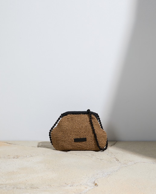 Bolso pouch de rafia con asa negra