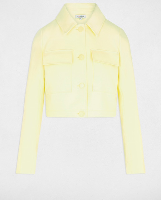 Chaqueta corta abotonada de mujer.