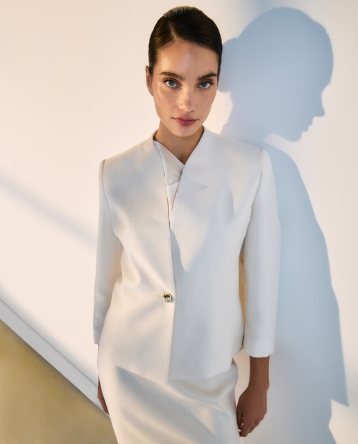 Woman El Corte Inglés - Blazer corta de mujer lisa textura.