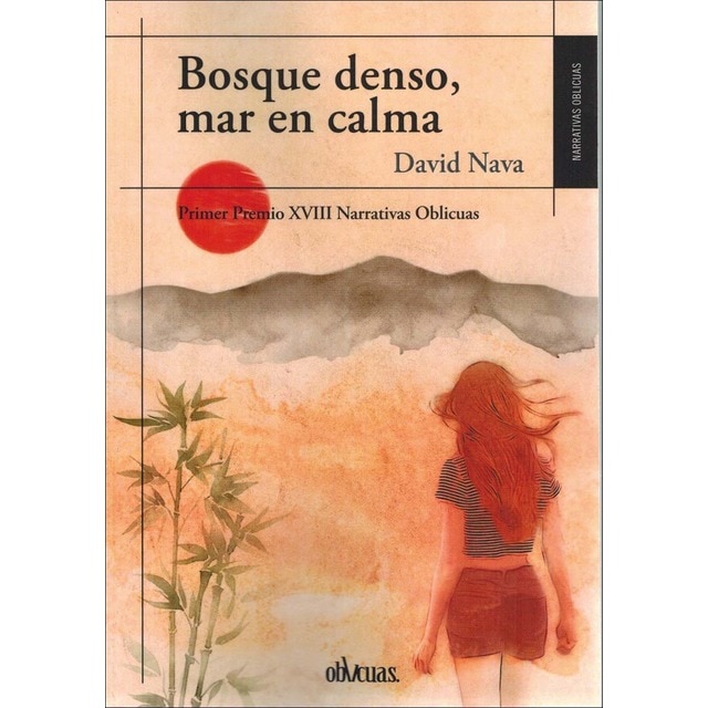 Bosque denso, mar en calma