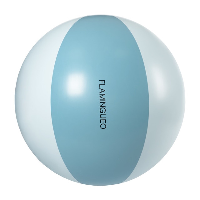 Pelota hinchable extragrande playa y piscina azul.