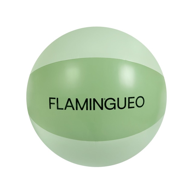 Pelota hinchable grande playa y piscina verde.