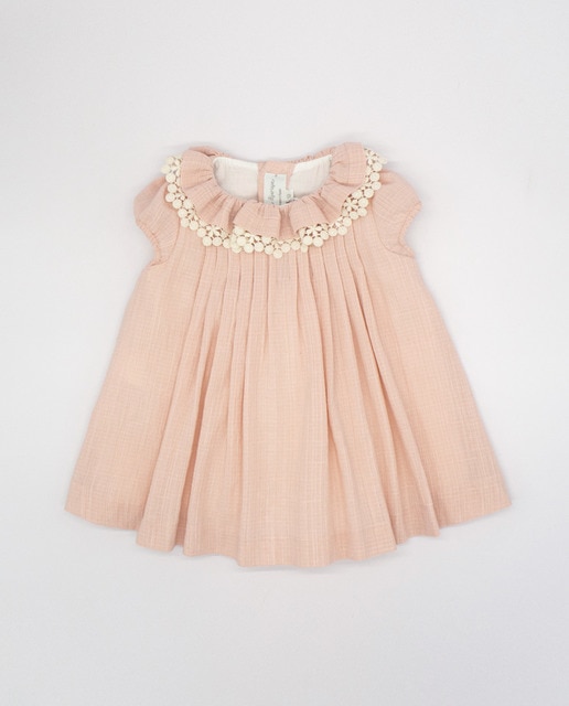 Vestido con volante en cuello