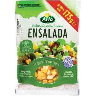 ARLA surtido de quesos en dados para ensalada cheddar y samsoe de vaca bolsa 175 g elaborados con leche pasteurizada