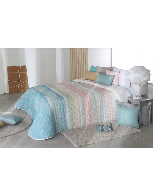 Copriletto estampado ligero  ideal para entretiempo.