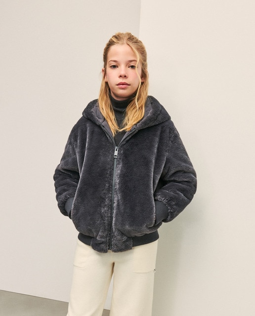 Chaquetón de pelo con capucha de niña