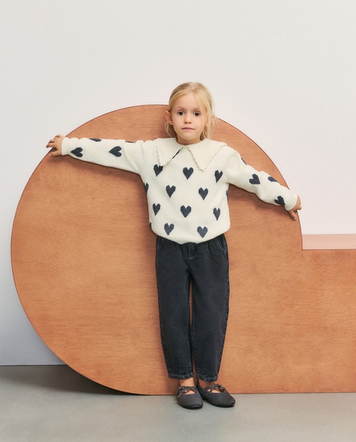 Pantalón denim paperbag balloon con descarga corazón en rodilla de niña