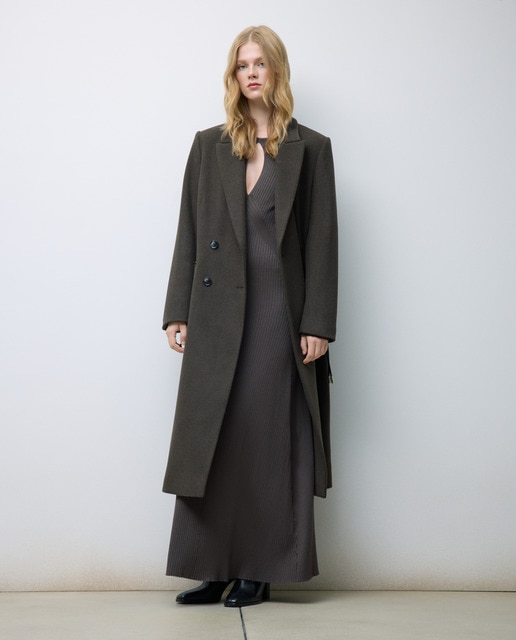 Abrigo de mujer con solapa de lana y cinturón