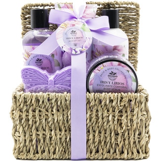 BECASAN NATURE set de baño Cesta de Mimbre Iris y Lirios con gel ducha, loción corporal, exfoliante corporal y crema de manos