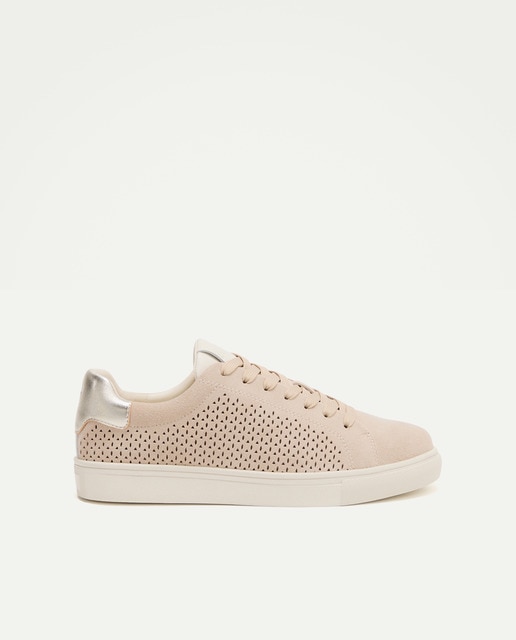 Latouche - Zapatillas tipo casco de mujer con troquelados.