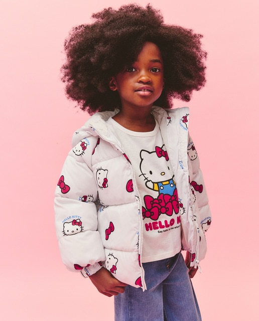 Prenda exterior tipo plumífero con licencia all over print HELLO KITTY DE niña