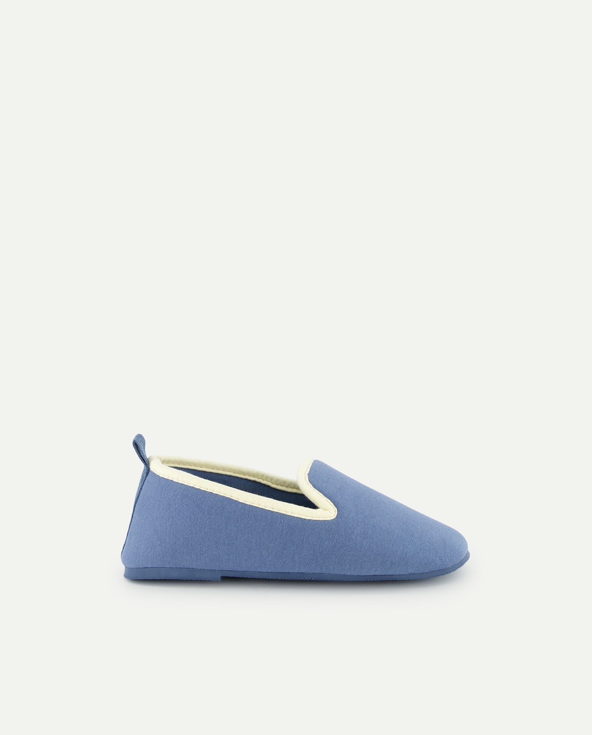 Imagen 0 de Zapatilla infantil cerrada contraste