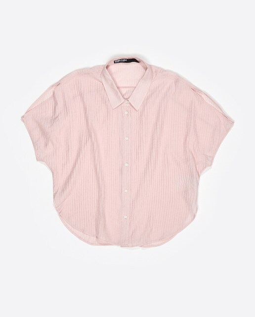 Camisa de mujer estilo capa corta de viscosa.