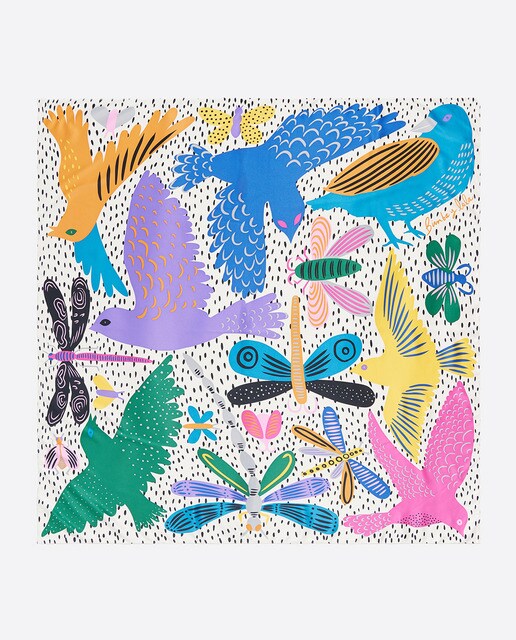 Pañuelo con estampado de pájaros y bichos.