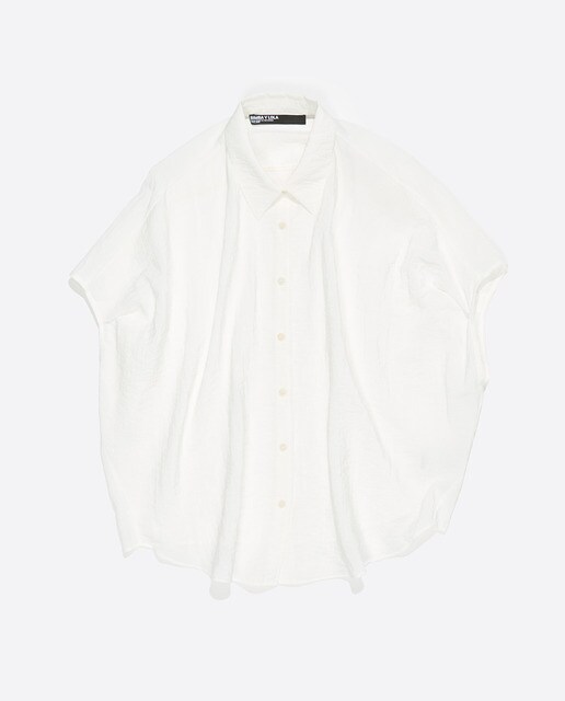 Camisa de mujer estilo capa corta de viscosa.