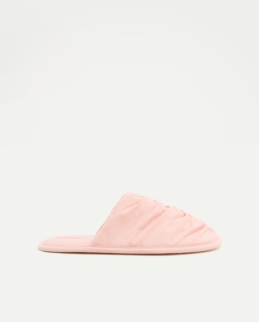 Énfasis - Zapatilla de mujer destalonada con frunce.