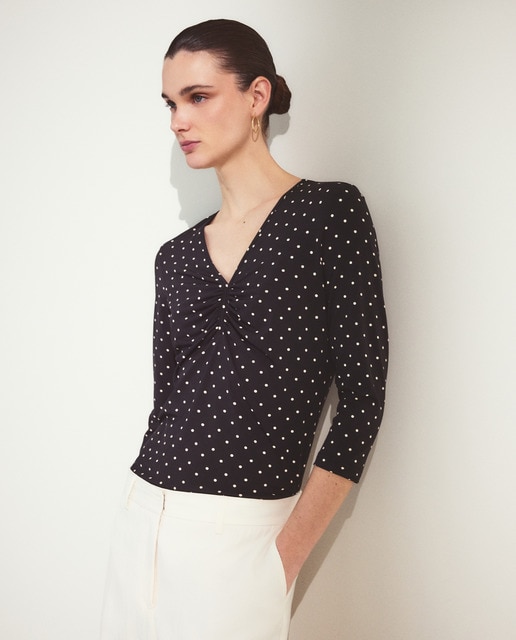 Woman El Corte Inglés - Camiseta de mujer con frunce en el pecho y estampado de topos.
