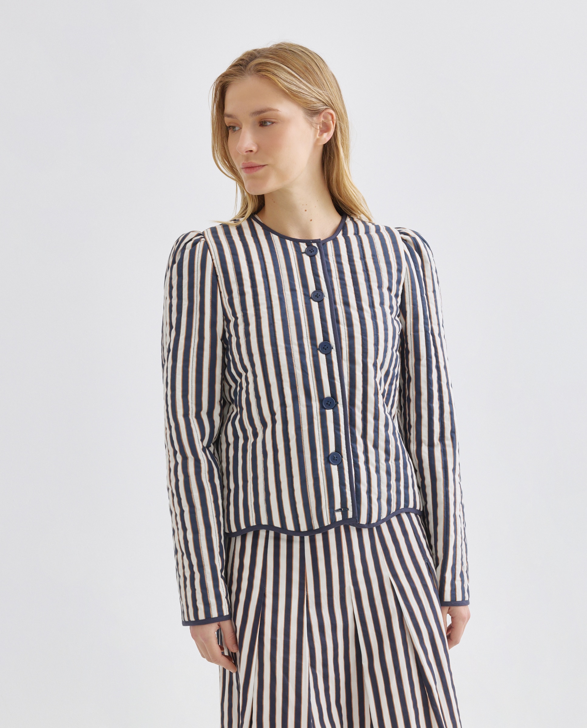 Imagen 0 de Chaqueta de mujer de rayas con manga abullonada total look