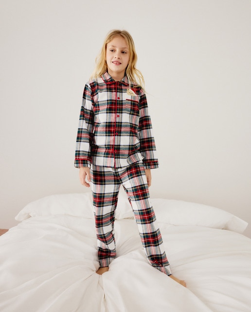 Pijama completo largo motivo Navideño de cuadros y parches oso de niña
