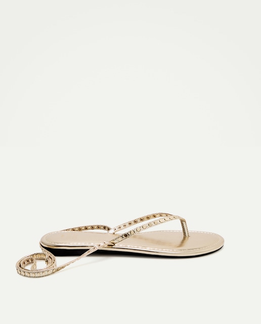 Green Coast - Sandalias doradas planas mujer tiras tachas.