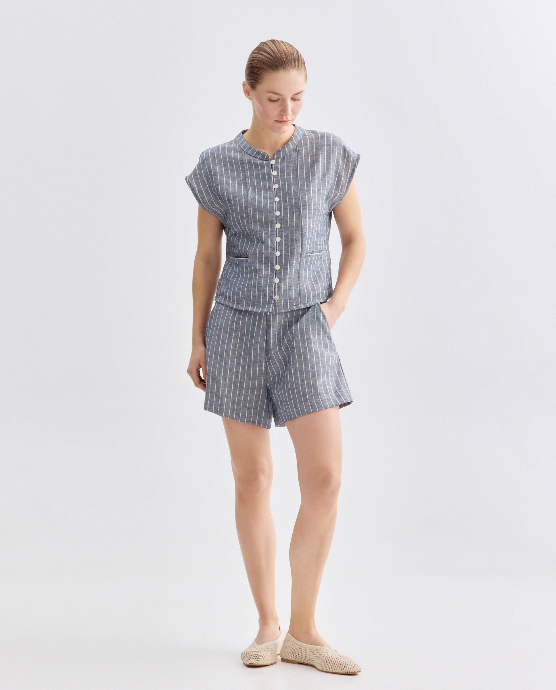 Imagen 0 de Pantalón de mujer corto con lino de rayas total look