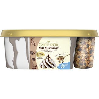 Helado Soft & Crunchy Cornetto de vainilla con salsa sabor chocolate y trocitos barquillo tarrina 750 ml - Carte D'or